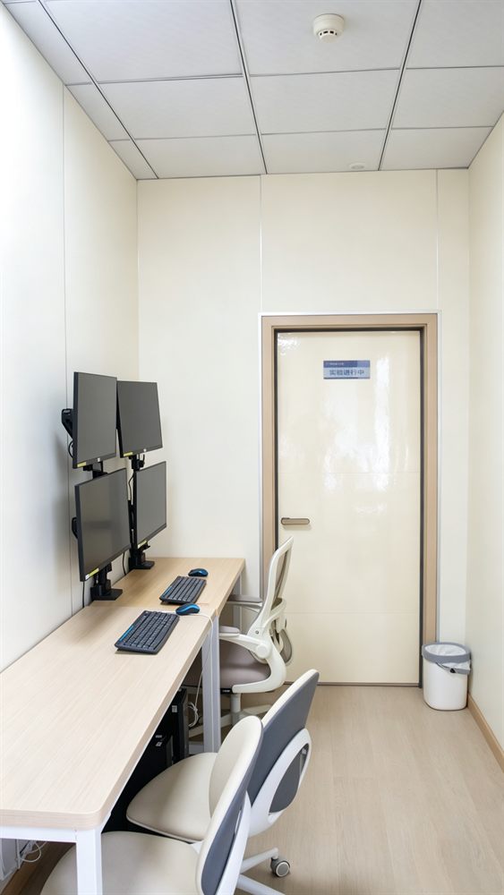 实验控制室：主试在此监看脑电信号