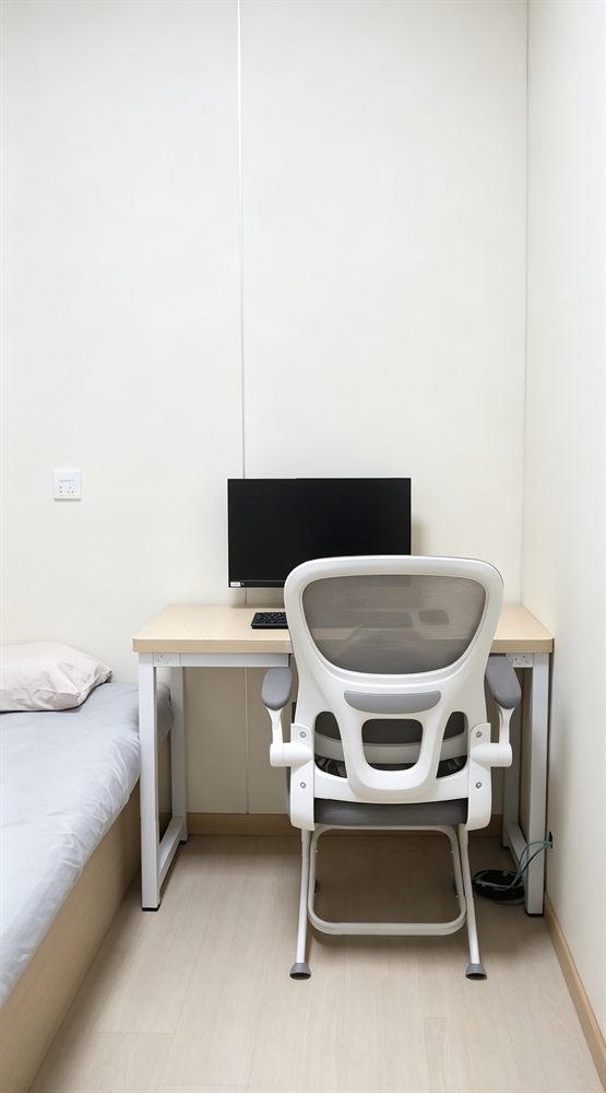 睡眠监测室 A：单人床与床边工作台